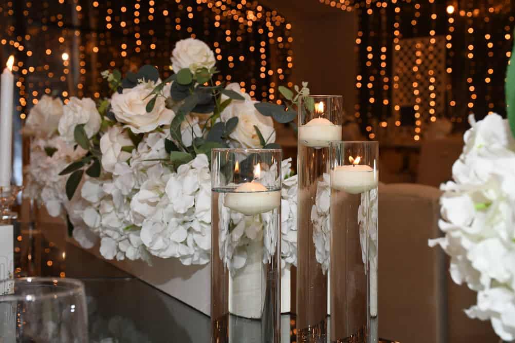 Elegant centerpiece flower arrangement with candles – تنسيق زهور فاخر وسط الطاولة مع شموع