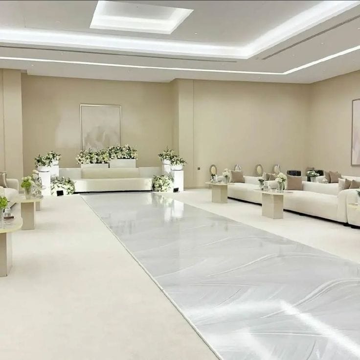 Engagement kosha setup with flowers, decoration, and elegant seating – كوشة ملكة وخطوبة مع تزيين ورد وجلسة ملكية