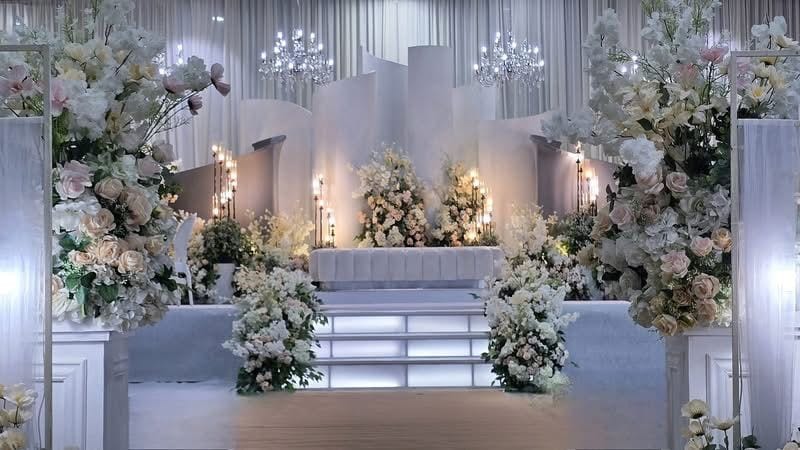 عرس قاعة ورود Elegant ballroom setup for weddings, engagements, and special events. تجهيز قاعة فاخرة لحفلات الزفاف والخطوبة والمناسبات الخاصة