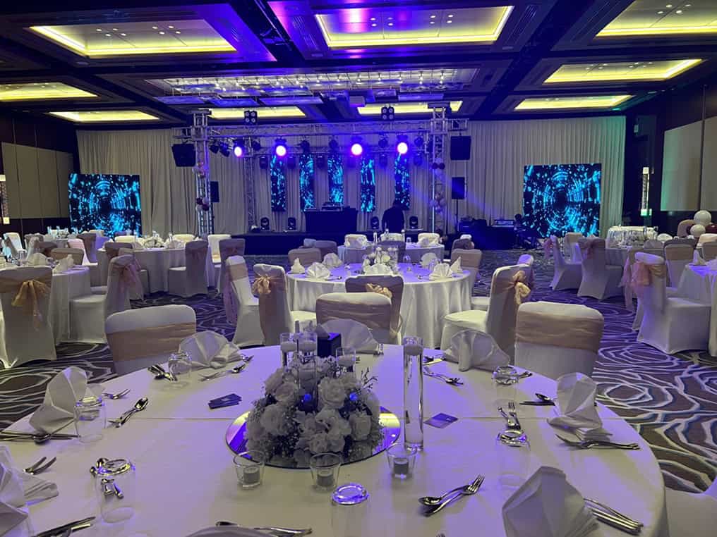 شاشات LED Screens LED screen setup for events with stage and visual display. تجهيز شاشات للحفلات مع عرض مرئي ومسرح