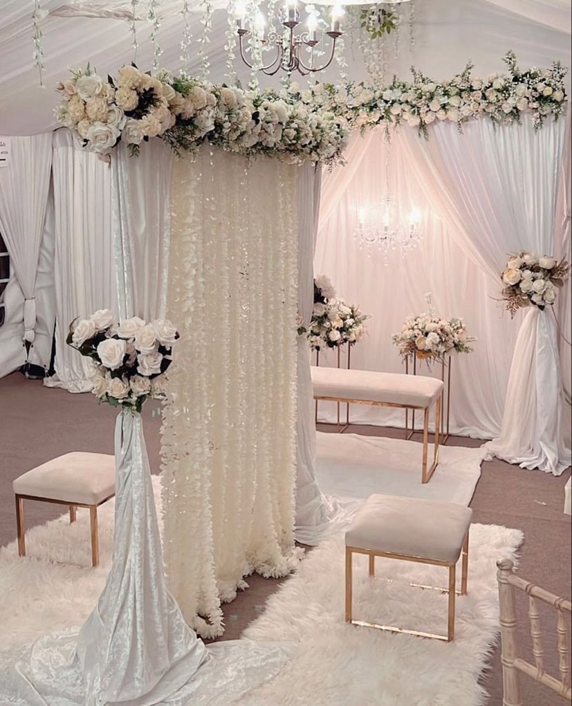 Pakistani Wedding Elegant engagement and nikah stage with floral décor –Melka Kosha and Khutubah setup. كوشة ملكة وخطوبة أنيقة مزينة بالورود.