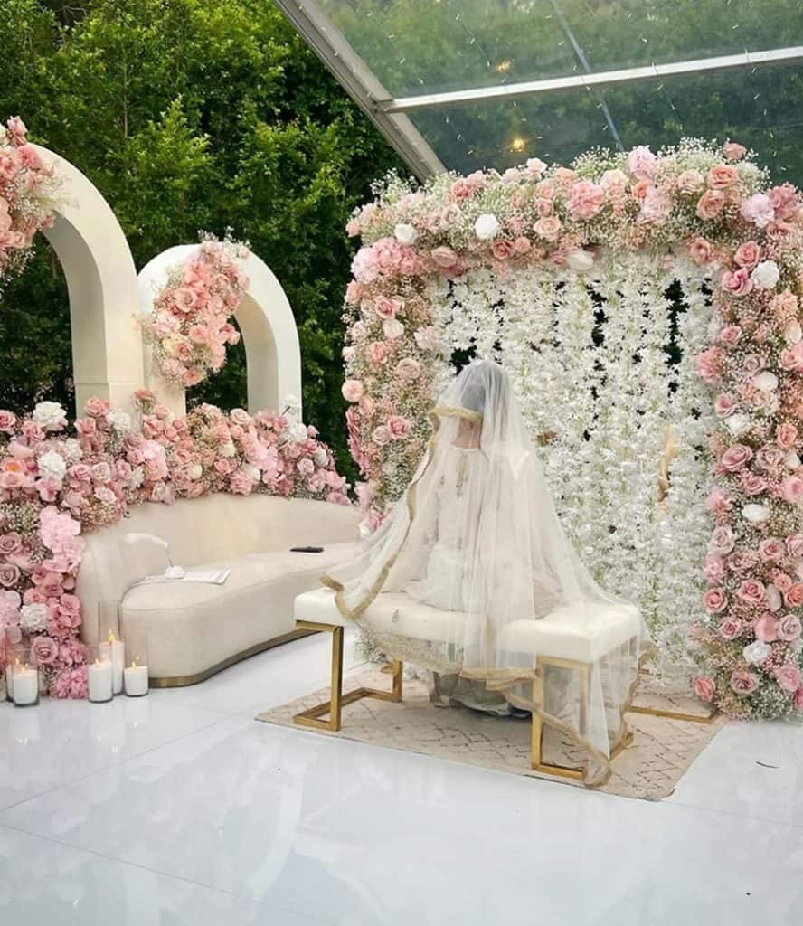 Pakistani Wedding Elegant engagement and nikah stage with floral décor –Melka Kosha and Khutubah setup. كوشة ملكة وخطوبة أنيقة مزينة بالورود.